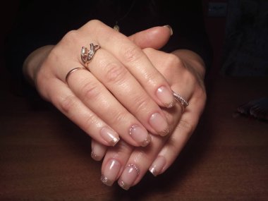 Manikürcü onu mükemmel bir manikürcüye dönüştürdü. Ellerinde cilalı jöle vardı ve müşteri mutluydu.