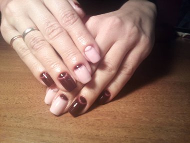 Manikürcü onu mükemmel bir manikürcüye dönüştürdü. Ellerinde cilalı jöle vardı ve müşteri mutluydu.