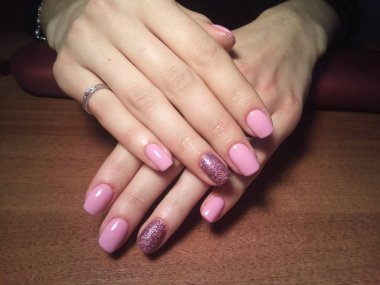 Manikürcü onu mükemmel bir manikürcüye dönüştürdü. Ellerinde cilalı jöle vardı ve müşteri mutluydu.