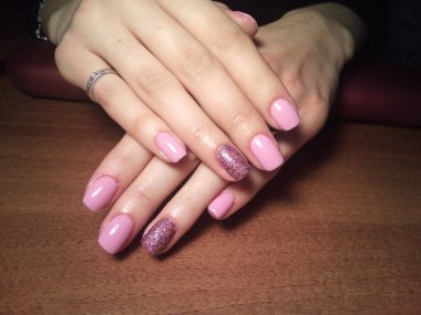 Manikürcü onu mükemmel bir manikürcüye dönüştürdü. Ellerinde cilalı jöle vardı ve müşteri mutluydu.