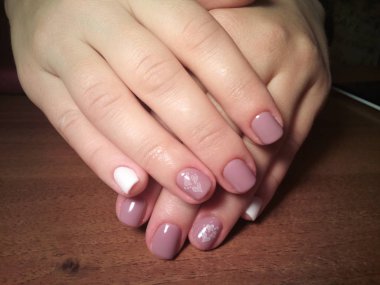 Manikürcü onu mükemmel bir manikürcüye dönüştürdü. Ellerinde cilalı jöle vardı ve müşteri mutluydu.