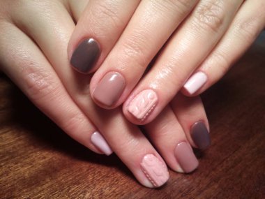 Manikürcü onu mükemmel bir manikürcüye dönüştürdü. Ellerinde cilalı jöle vardı ve müşteri mutluydu.