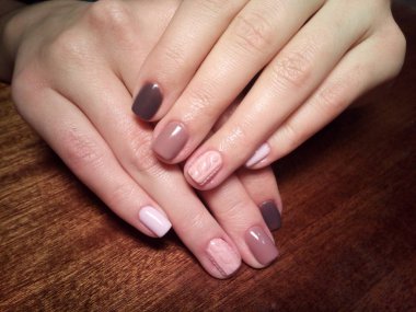 Manikürcü onu mükemmel bir manikürcüye dönüştürdü. Ellerinde cilalı jöle vardı ve müşteri mutluydu.