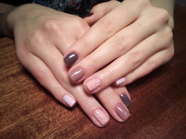 Manikürcü onu mükemmel bir manikürcüye dönüştürdü. Ellerinde cilalı jöle vardı ve müşteri mutluydu.