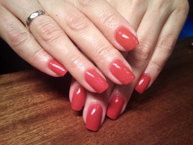 Manikürcü onu mükemmel bir manikürcüye dönüştürdü. Ellerinde cilalı jöle vardı ve müşteri mutluydu.