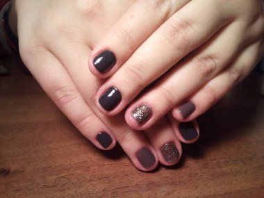 Manikürcü onu mükemmel bir manikürcüye dönüştürdü. Ellerinde cilalı jöle vardı ve müşteri mutluydu.