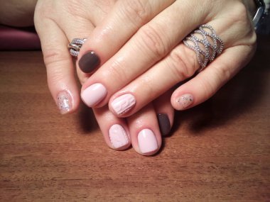 Manikürcü onu mükemmel bir manikürcüye dönüştürdü. Ellerinde cilalı jöle vardı ve müşteri mutluydu.