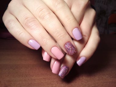 Manikürcü onu mükemmel bir manikürcüye dönüştürdü. Ellerinde cilalı jöle vardı ve müşteri mutluydu.