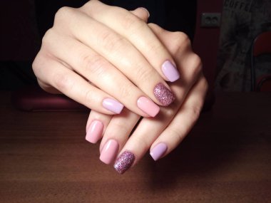 Manikürcü onu mükemmel bir manikürcüye dönüştürdü. Ellerinde cilalı jöle vardı ve müşteri mutluydu.