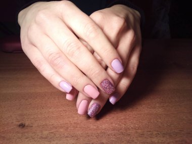 Manikürcü onu mükemmel bir manikürcüye dönüştürdü. Ellerinde cilalı jöle vardı ve müşteri mutluydu.