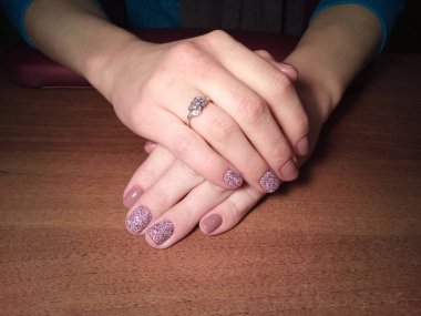 Manikürcü onu mükemmel bir manikürcüye dönüştürdü. Ellerinde cilalı jöle vardı ve müşteri mutluydu.