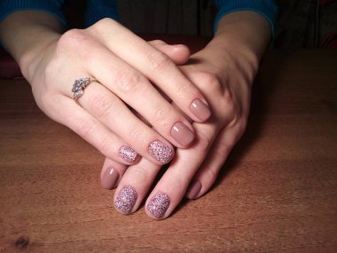 Manikürcü onu mükemmel bir manikürcüye dönüştürdü. Ellerinde cilalı jöle vardı ve müşteri mutluydu.