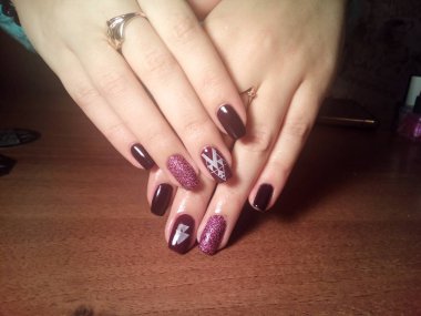 Manikürcü onu mükemmel bir manikürcüye dönüştürdü. Ellerinde cilalı jöle vardı ve müşteri mutluydu.