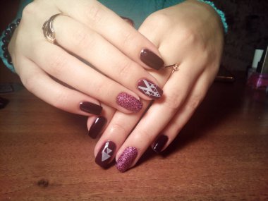 Manikürcü onu mükemmel bir manikürcüye dönüştürdü. Ellerinde cilalı jöle vardı ve müşteri mutluydu.