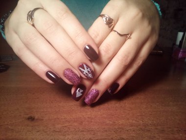 Manikürcü onu mükemmel bir manikürcüye dönüştürdü. Ellerinde cilalı jöle vardı ve müşteri mutluydu.