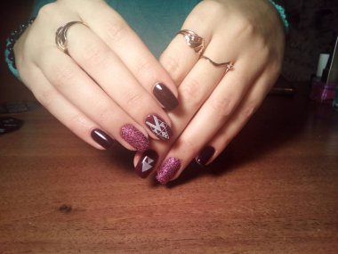 Manikürcü onu mükemmel bir manikürcüye dönüştürdü. Ellerinde cilalı jöle vardı ve müşteri mutluydu.