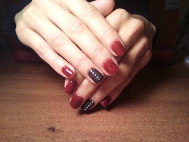 Manikürcü onu mükemmel bir manikürcüye dönüştürdü. Ellerinde cilalı jöle vardı ve müşteri mutluydu.