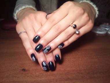 Manikürcü onu mükemmel bir manikürcüye dönüştürdü. Ellerinde cilalı jöle vardı ve müşteri mutluydu.