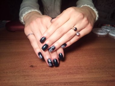 Manikürcü onu mükemmel bir manikürcüye dönüştürdü. Ellerinde cilalı jöle vardı ve müşteri mutluydu.