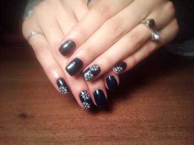 Manikürcü onu mükemmel bir manikürcüye dönüştürdü. Ellerinde cilalı jöle vardı ve müşteri mutluydu.