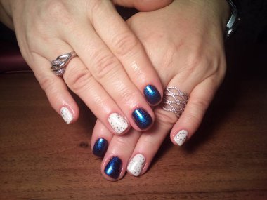 Manikürcü onu mükemmel bir manikürcüye dönüştürdü. Ellerinde cilalı jöle vardı ve müşteri mutluydu.