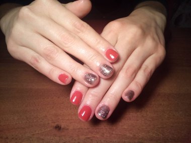 Manikürcü onu mükemmel bir manikürcüye dönüştürdü. Ellerinde cilalı jöle vardı ve müşteri mutluydu.