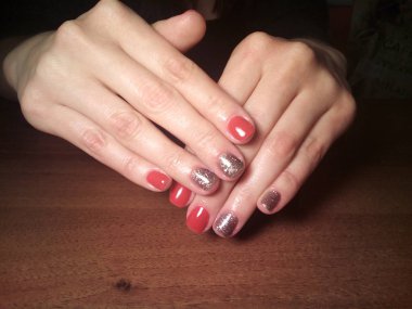 Manikürcü onu mükemmel bir manikürcüye dönüştürdü. Ellerinde cilalı jöle vardı ve müşteri mutluydu.