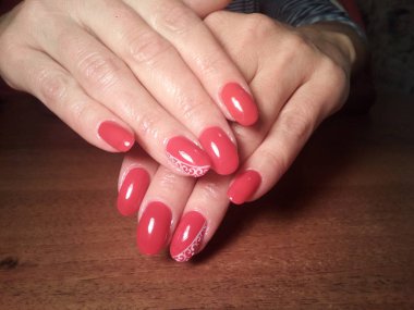 Manikürcü onu mükemmel bir manikürcüye dönüştürdü. Ellerinde cilalı jöle vardı ve müşteri mutluydu.