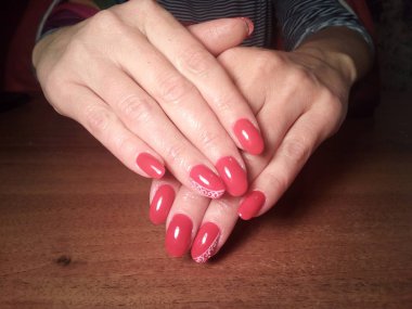 Manikürcü onu mükemmel bir manikürcüye dönüştürdü. Ellerinde cilalı jöle vardı ve müşteri mutluydu.