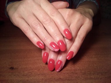 Manikürcü onu mükemmel bir manikürcüye dönüştürdü. Ellerinde cilalı jöle vardı ve müşteri mutluydu.