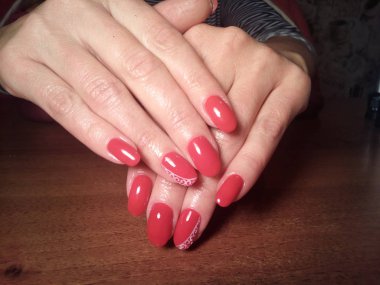 Manikürcü onu mükemmel bir manikürcüye dönüştürdü. Ellerinde cilalı jöle vardı ve müşteri mutluydu.