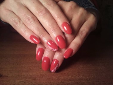 Manikürcü onu mükemmel bir manikürcüye dönüştürdü. Ellerinde cilalı jöle vardı ve müşteri mutluydu.