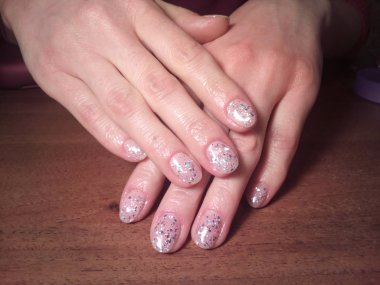 Manikürcü onu mükemmel bir manikürcüye dönüştürdü. Ellerinde cilalı jöle vardı ve müşteri mutluydu.