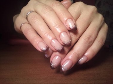 Manikürcü onu mükemmel bir manikürcüye dönüştürdü. Ellerinde cilalı jöle vardı ve müşteri mutluydu.