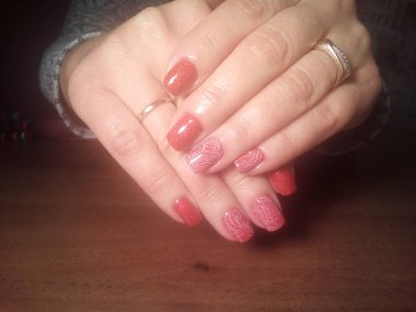 Manikürcü onu mükemmel bir manikürcüye dönüştürdü. Ellerinde cilalı jöle vardı ve müşteri mutluydu.