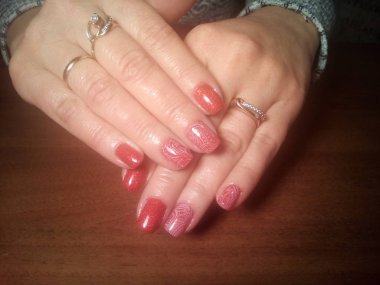 Manikürcü onu mükemmel bir manikürcüye dönüştürdü. Ellerinde cilalı jöle vardı ve müşteri mutluydu.