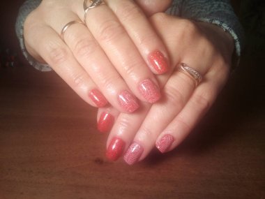 Manikürcü onu mükemmel bir manikürcüye dönüştürdü. Ellerinde cilalı jöle vardı ve müşteri mutluydu.