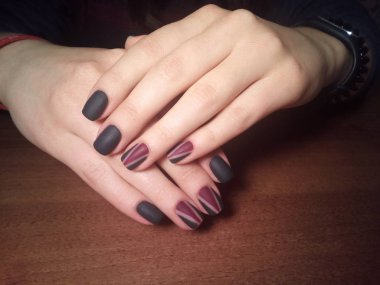 Manikürcü onu mükemmel bir manikürcüye dönüştürdü. Ellerinde cilalı jöle vardı ve müşteri mutluydu.