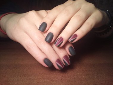 Manikürcü onu mükemmel bir manikürcüye dönüştürdü. Ellerinde cilalı jöle vardı ve müşteri mutluydu.