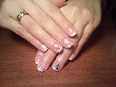 Manikürcü onu mükemmel bir manikürcüye dönüştürdü. Ellerinde cilalı jöle vardı ve müşteri mutluydu.