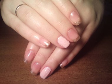 Manikürcü onu mükemmel bir manikürcüye dönüştürdü. Ellerinde cilalı jöle vardı ve müşteri mutluydu.