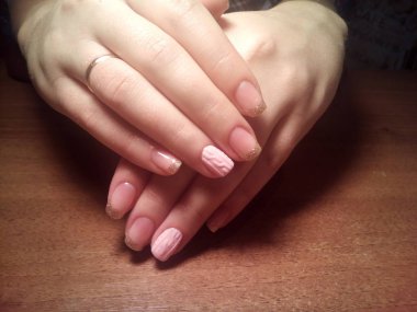 Manikürcü onu mükemmel bir manikürcüye dönüştürdü. Ellerinde cilalı jöle vardı ve müşteri mutluydu.