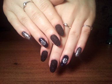 Manikürcü onu mükemmel bir manikürcüye dönüştürdü. Ellerinde cilalı jöle vardı ve müşteri mutluydu.