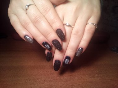 Manikürcü onu mükemmel bir manikürcüye dönüştürdü. Ellerinde cilalı jöle vardı ve müşteri mutluydu.