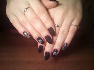 Manikürcü onu mükemmel bir manikürcüye dönüştürdü. Ellerinde cilalı jöle vardı ve müşteri mutluydu.