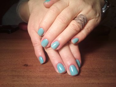 Manikürcü onu mükemmel bir manikürcüye dönüştürdü. Ellerinde cilalı jöle vardı ve müşteri mutluydu.