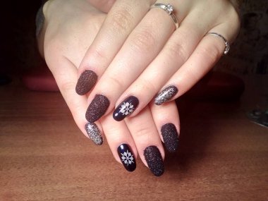 Manikürcü onu mükemmel bir manikürcüye dönüştürdü. Ellerinde cilalı jöle vardı ve müşteri mutluydu.