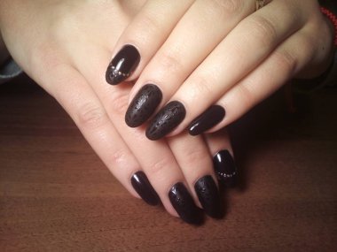 Manikürcü onu mükemmel bir manikürcüye dönüştürdü. Ellerinde cilalı jöle vardı ve müşteri mutluydu.