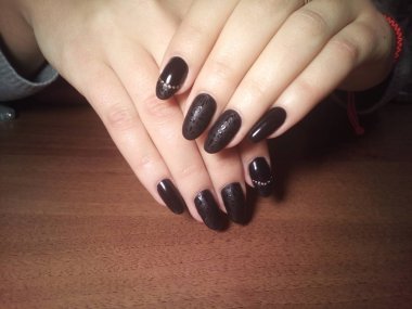 Manikürcü onu mükemmel bir manikürcüye dönüştürdü. Ellerinde cilalı jöle vardı ve müşteri mutluydu.