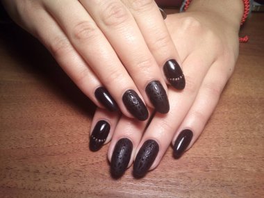 Manikürcü onu mükemmel bir manikürcüye dönüştürdü. Ellerinde cilalı jöle vardı ve müşteri mutluydu.